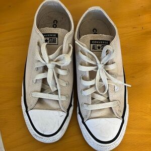 Size 6 converse sneakers.